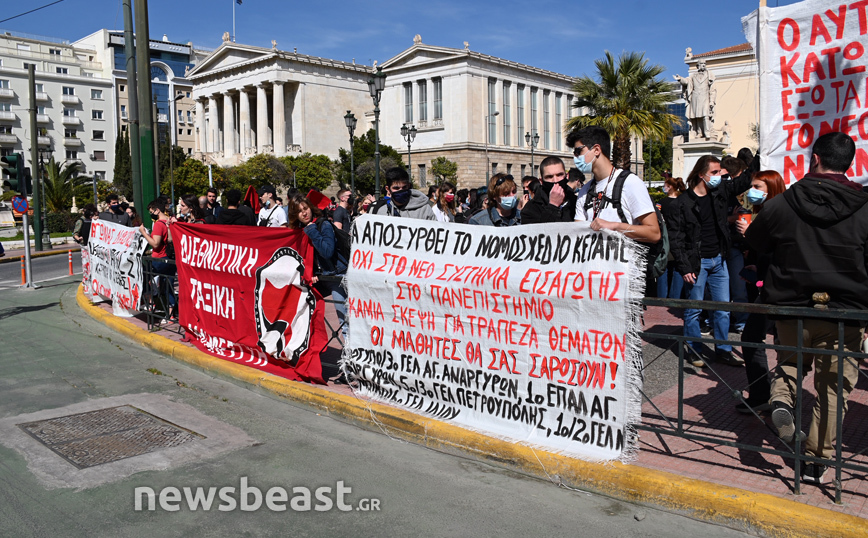 Σε εξέλιξη πορεία φοιτητών στα Προπύλαια