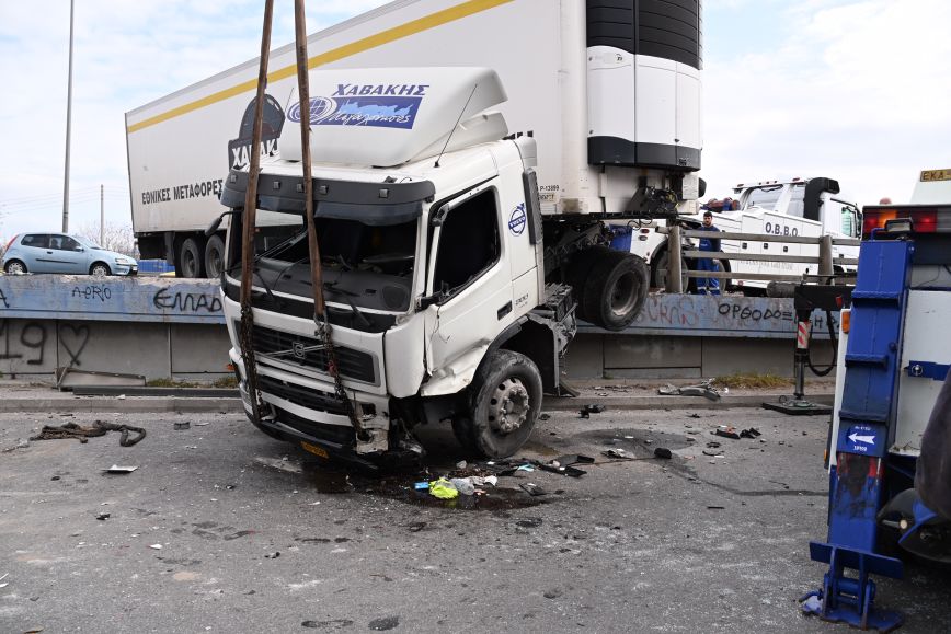 Νταλίκα δίπλωσε στη Λεωφόρο Κηφισού – Τραυματίστηκε ο οδηγός