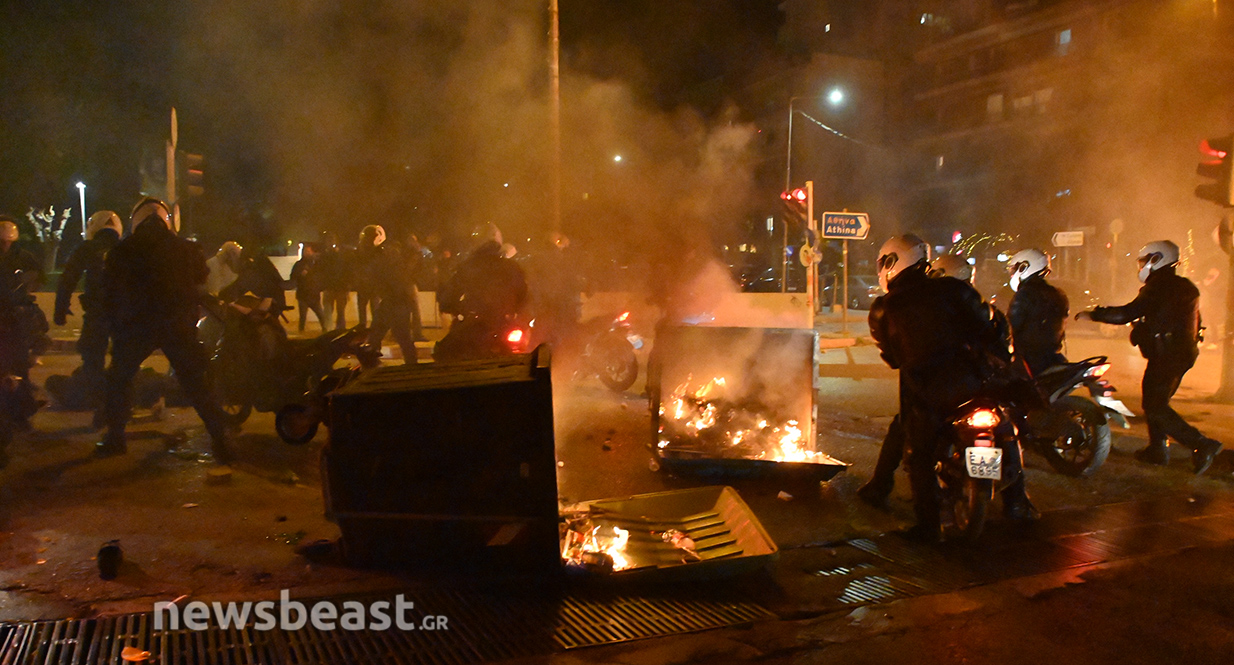 Σκηνικό πολέμου στη Νέα Σμύρνη: Εικόνες από το πεδίο μάχης με μολότοφ, φωτιές και χημικά &#8211; Τραυματίστηκε σοβαρά αστυνομικός