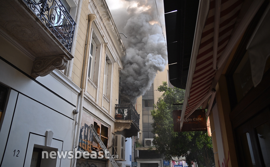 Φωτιά τώρα σε κτίριο στο κέντρο της Αθήνας