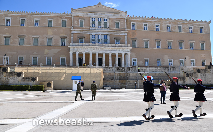 Φωτογραφίες από τις εργασίες στο μνημείο του Αγνώστου Στρατιώτη