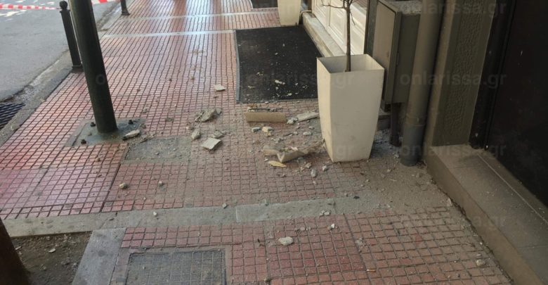 Σεισμός στην Ελασσόνα: Άνδρας πανικοβλήθηκε στη Λάρισα και έπεσε από τον δεύτερο όροφο για να σωθεί