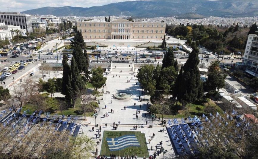 Η Αθήνα φόρεσε τα γιορτινά της για τα 200 χρόνια από την Ελληνική Επανάσταση