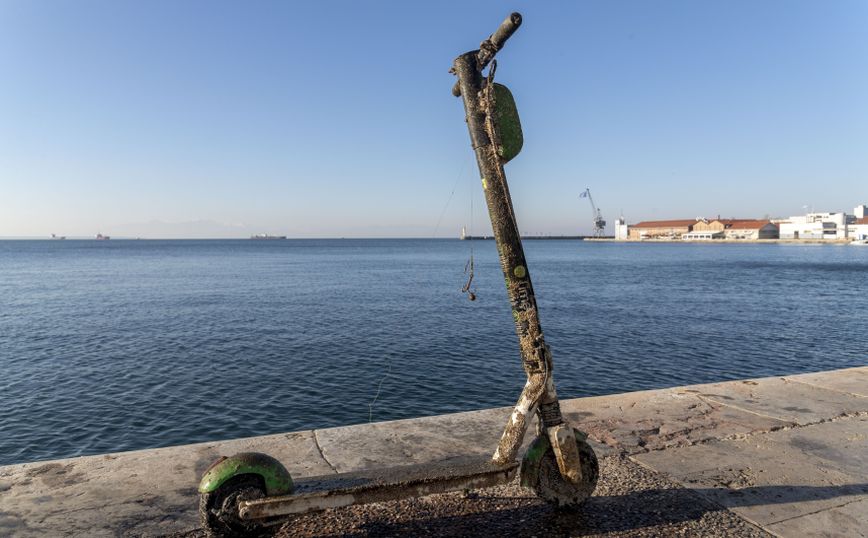 Νέα επιχείρηση για την απομάκρυνση ηλεκτρικών πατινιών από τον Θερμαϊκό