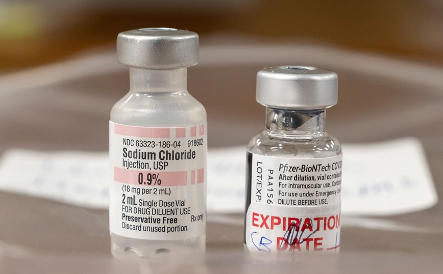 Μπήκε στο Μουσείο το πρώτο άδειο φιαλίδιο εμβολίου της Pfizer