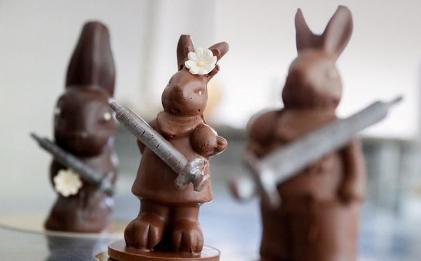 Ούγγρος ζαχαροπλάστης στέλνει μήνυμα ελπίδας για το Πάσχα με σοκολατένια «εμβολιασμένα» λαγουδάκια