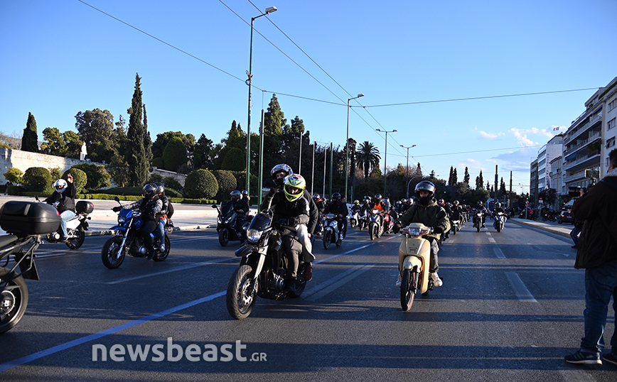 Εικόνες από τη μοτοπορεία διανομέων για το τροχαίο στη Βουλή