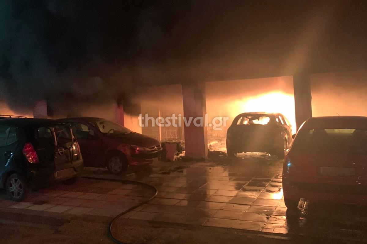 Φωτιά σε πολυκατοικία στη Θεσσαλονίκη &#8211; Καταστράφηκαν 12 οχήματα