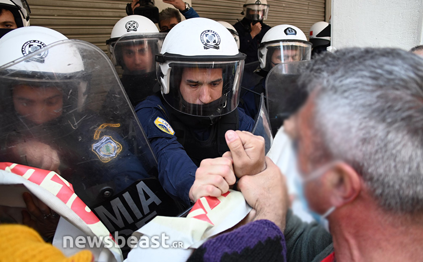 Ένταση έξω από το υπουργείο Υγείας: Συμπλοκές και χημικά