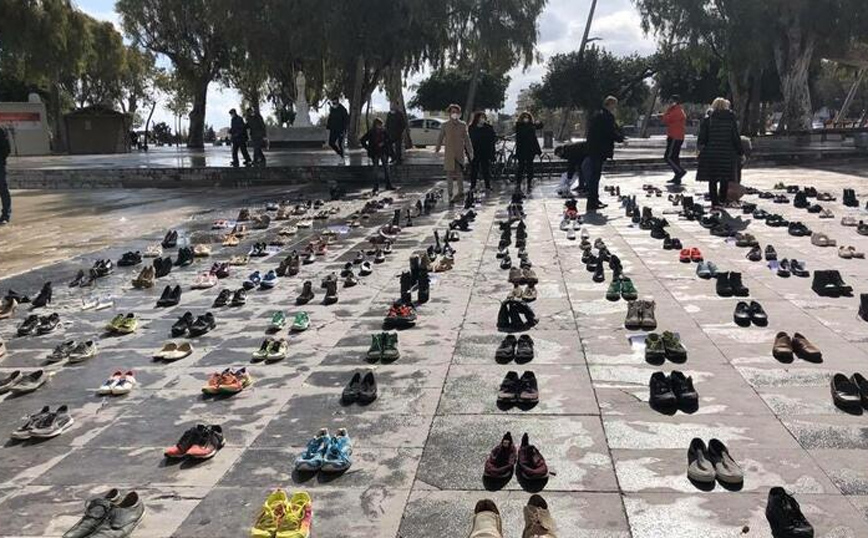 Γιατί γέμισε με παπούτσια πλατεία της Κρήτης