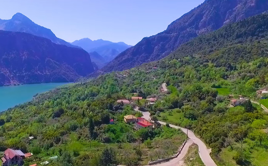Το μικροσκοπικό χωριό με την υπέροχη θέα στη λίμνη Κρεμαστών
