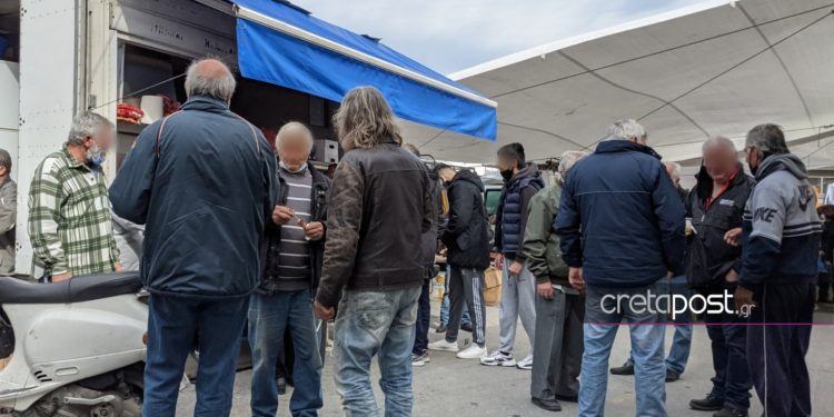Ηράκλειο: Εικόνες συνωστισμού στη λαϊκή – Ουρά για μπύρες και σουβλάκια