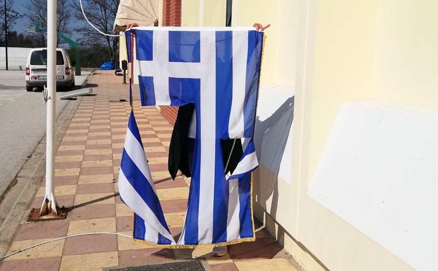 Βανδαλισμοί σε σχολείο στη Θεσσαλονίκη: Έσκισαν την ελληνική σημαία και έσπασαν τζάμια