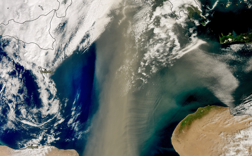 Εντυπωσιακή εικόνα: Σύννεφο αφρικανικής σκόνης 800 χιλιομέτρων πάνω από την Ελλάδα και τα Βαλκάνια