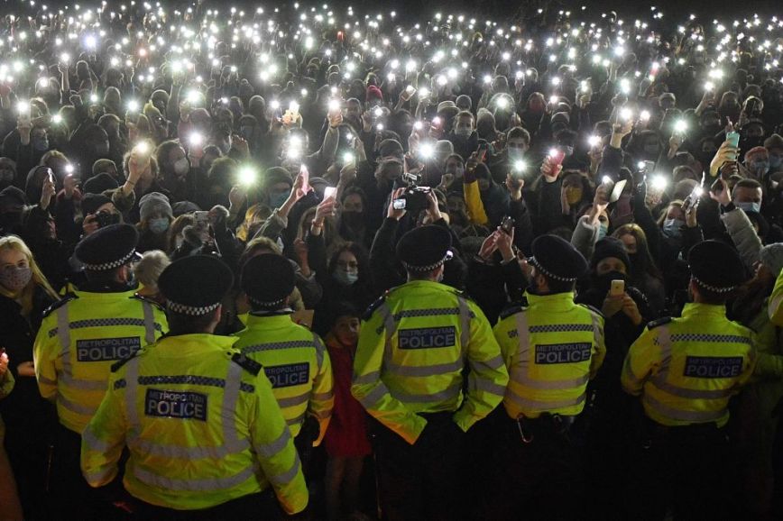 Έντονη κριτική στη βρετανική αστυνομία για την επέμβαση της σε αγρυπνία για την Σάρα Έβεραρντ