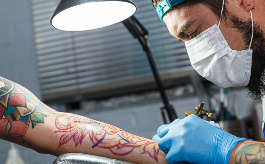 Ειδικοί απαντούν σε όσους θέλουν να κάνουν τατουάζ και το εμβόλιο για τον κορονοϊό