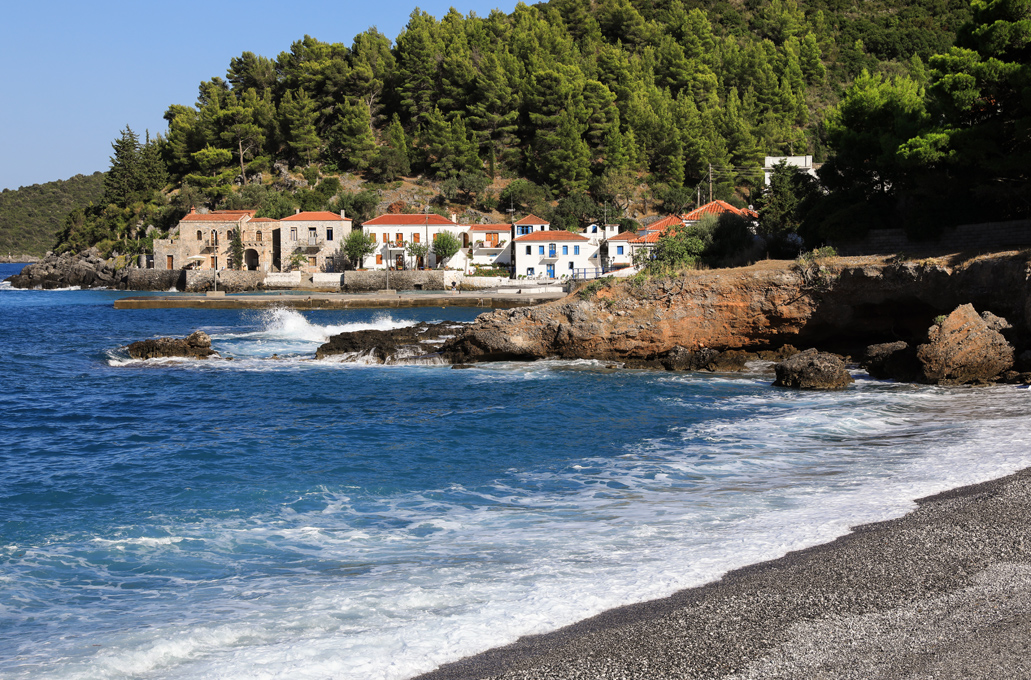 Το ψαροχώρι στη Λακωνία που δημιουργεί την αίσθηση ότι βρίσκεσαι σε κάποιο νησί του Αιγαίου