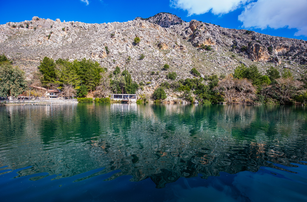 Η λίμνη με το κινηματογραφικό σκηνικό στη σκιά του Ψηλορείτη