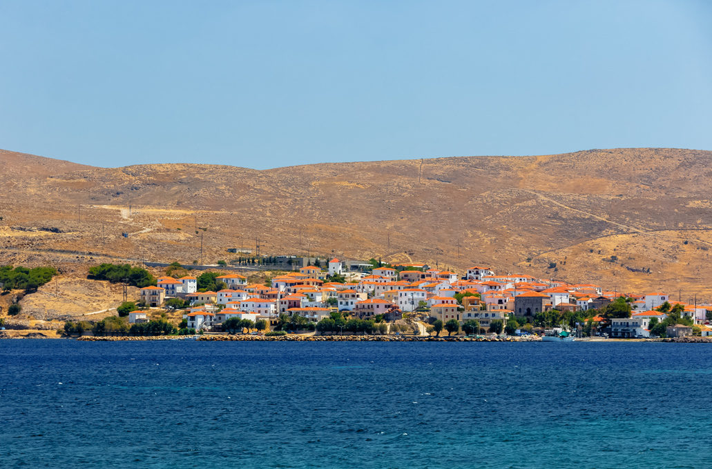 Το γραφικό ψαροχώρι στη Λέσβο με το παγκοσμίου φήμης απολιθωμένο δάσος