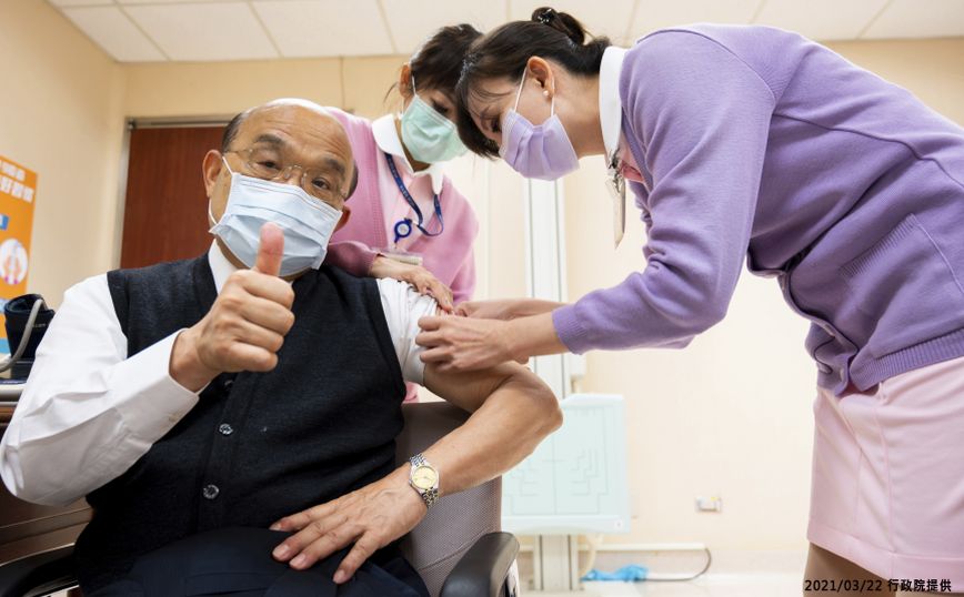 Εμβόλιο AstraZeneca: Εμβολιάστηκε πρώτος ο πρωθυπουργός στην Ταϊβάν