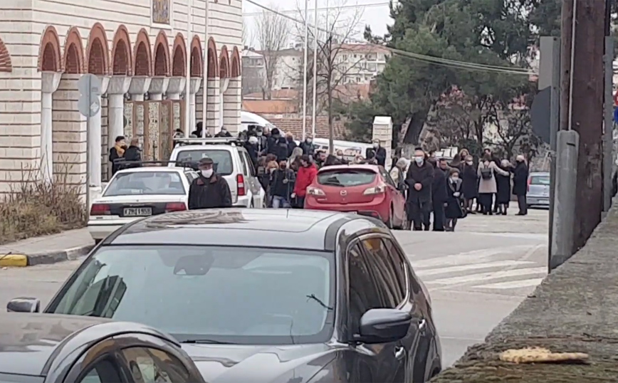 Κοζάνη: Χαμός σε εκκλησία, εκατοντάδες άτομα παρά τα περιοριστικά μέτρα