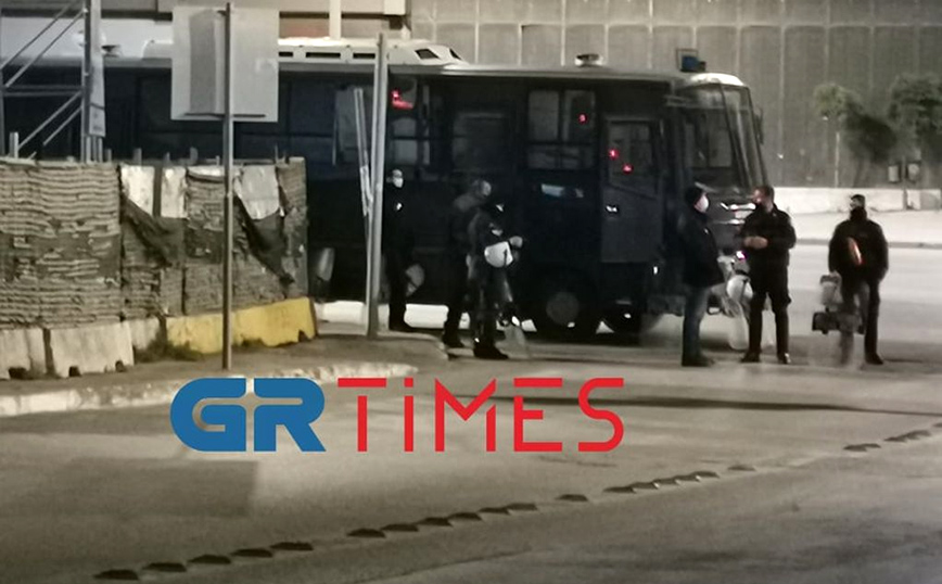 Θεσσαλονίκη: Η αστυνομία έχει περικυκλώσει το Αριστοτέλειο Πανεπιστήμιο &#8211; Συνθήματα από τους φοιτητές
