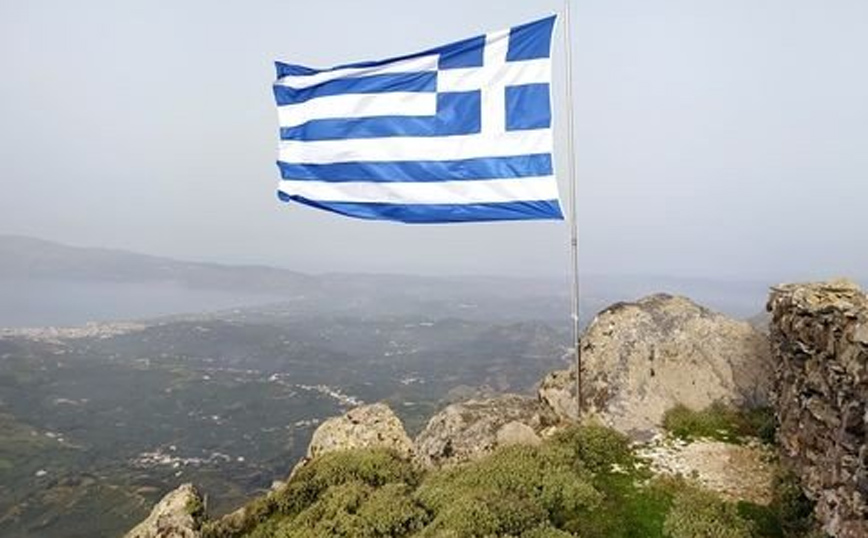Η ελληνική σημαία κυματίζει στην υψηλότερη κορυφή της Κισάμου