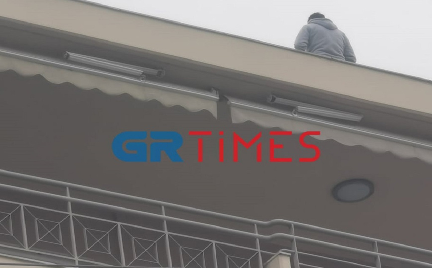 Θεσσαλονίκη: Άνδρας απειλεί να πηδήξει από τον 6ο όροφο