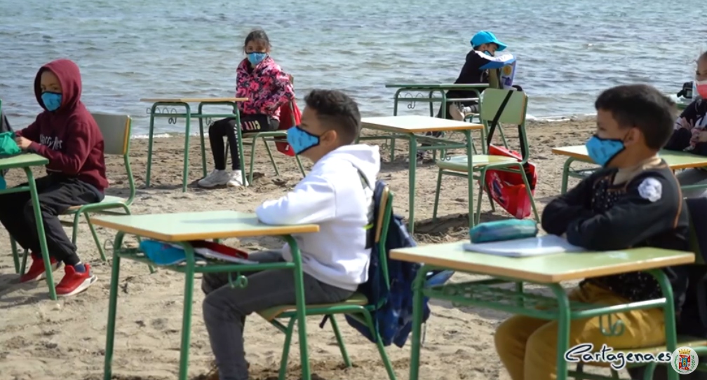 Μάθημα στην&#8230;. παραλία για σχολείο της Ισπανίας: Έστησαν θρανία και πίνακα στην αμμουδιά