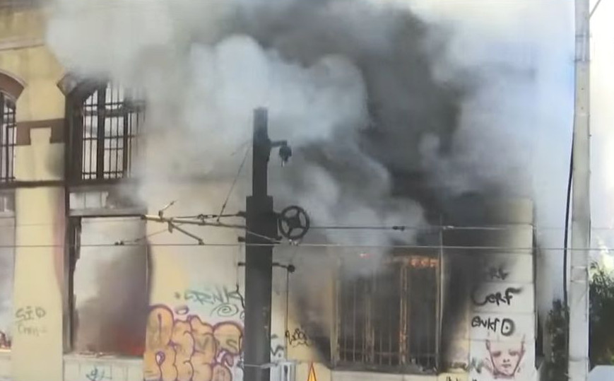 Βίντεο από τη μεγάλη φωτιά σε κτήριο στον Πειραιά &#8211; Κυκλοφοριακό κομφούζιο