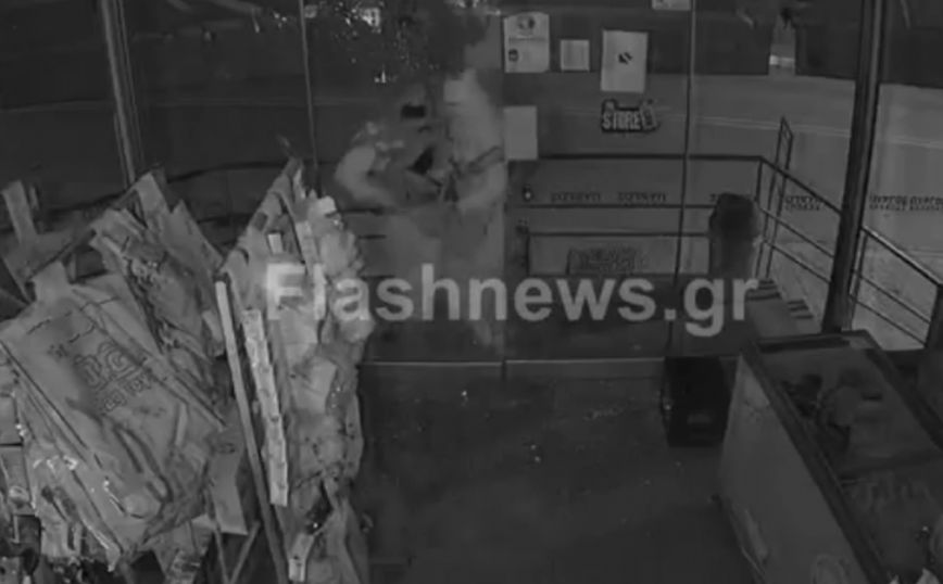 Χανιά: Διάρρηξη «καρμπόν» σε μίνι μάρκετ της πόλης – Δείτε το βίντεο