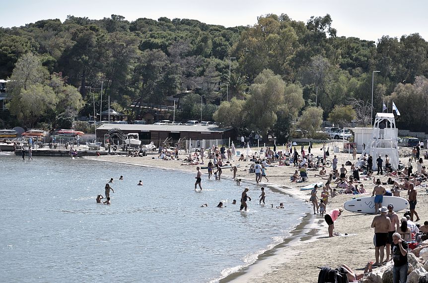 Στις παραλίες των νοτίων προαστίων οι Αθηναίοι με σύμμαχο τον καλό καιρό