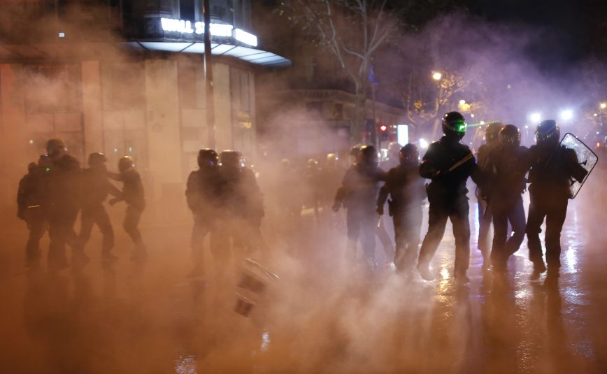 «Πράσινο φως» για τον αμφιλεγόμενο νόμο που ποινικοποιεί την κακόβουλη μετάδοση εικόνων αστυνομικών στη Γαλλία