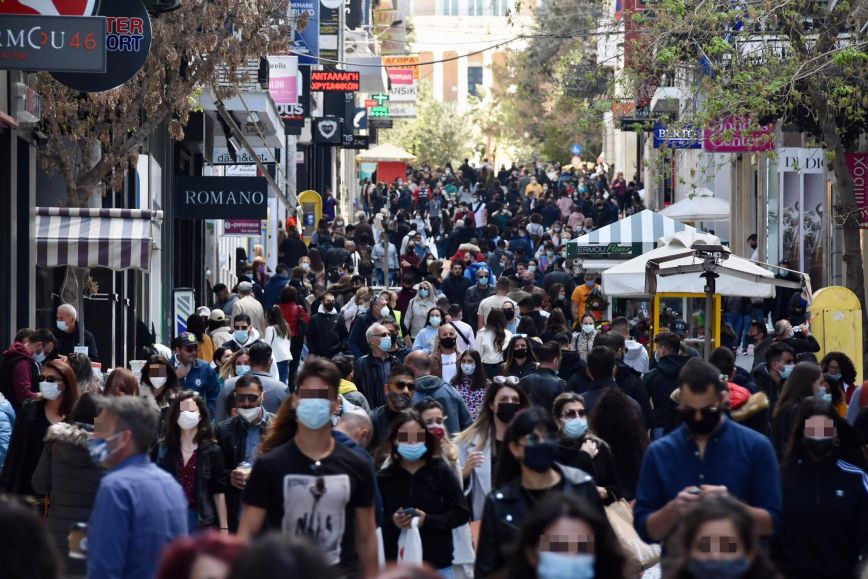 Βγήκαν για ψώνια οι Αθηναίοι – Πλήθος κόσμου στην Ερμού