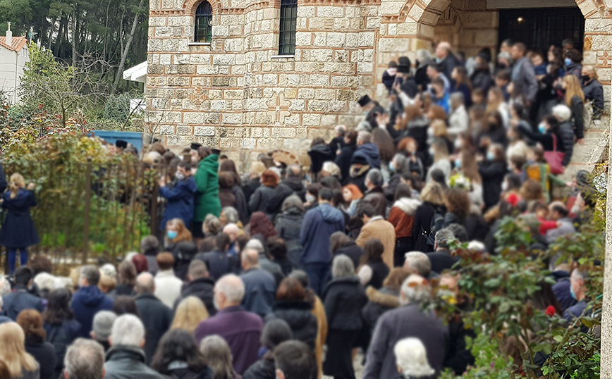 Εικόνες μεγάλου συνωστισμού στην εξόδιο ακολουθία αρχιμανδρίτη στον Άγιο Στέφανο