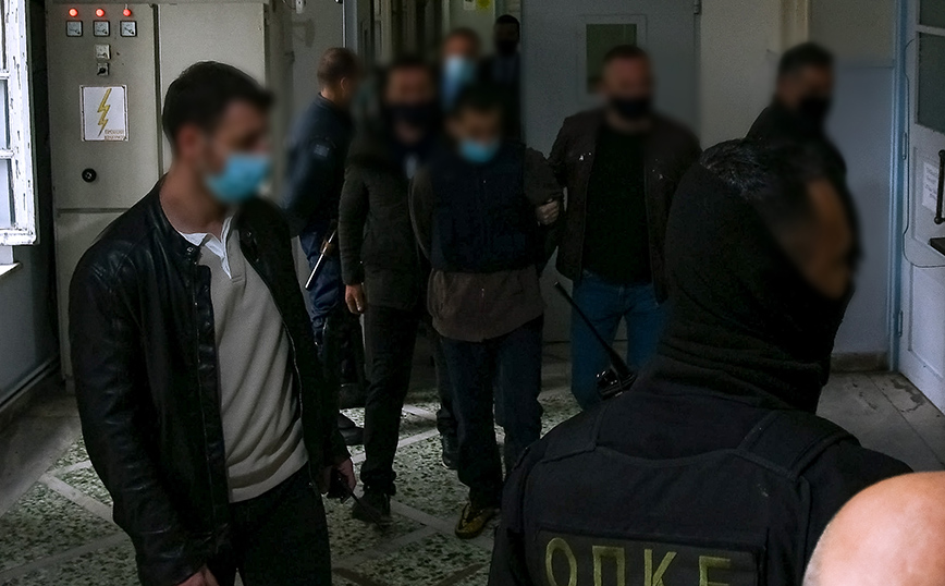 Διπλό φονικό στη Μακρινίτσα: Καθοριστικά τα χτυπήματα στην καρδιά – Tι έδειξε η ιατροδικαστική εξέταση