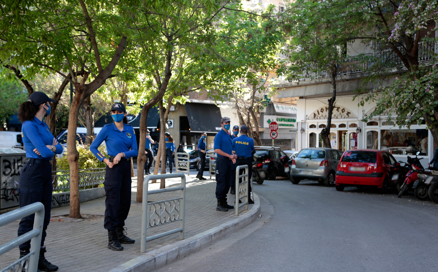 Επιχείρηση της αστυνομίας στην πλατεία Αγίου Γεωργίου στην Κυψέλη για τα «κορονοπάρτι»