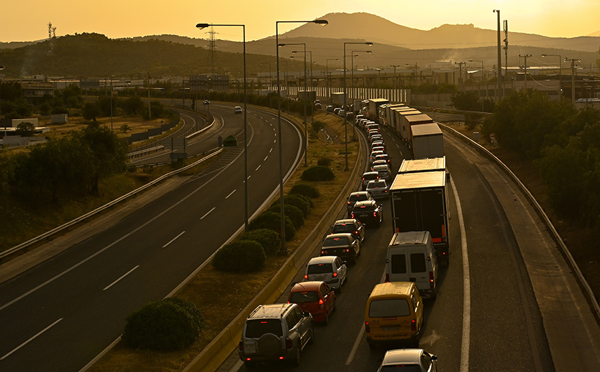 Εικόνες από τις ουρές χιλιομέτρων στα διόδια της Ελευσίνας