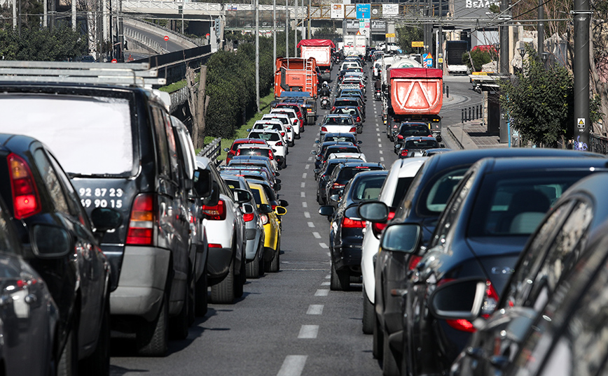 Μεγάλη κίνηση στη Λεωφόρο Αθηνών λόγω τροχαίου στο Χαΐδάρι