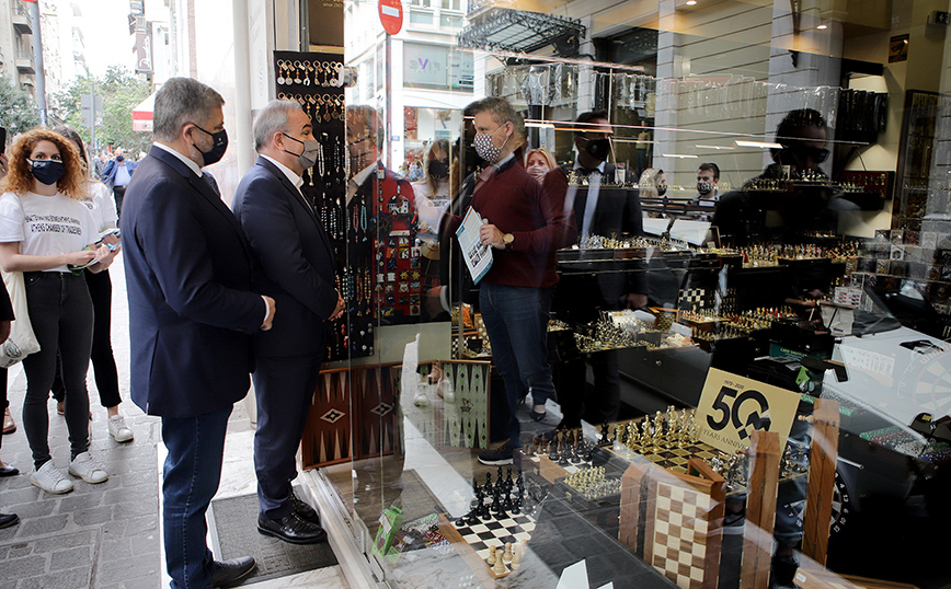 Άνοιγμα λιανεμπορίου: Διανομή υγειονομικού υλικού στο εμπορικό κέντρο της Αθήνας από Παπαθανάση – Πατούλη