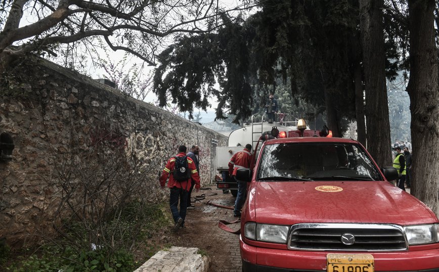 Υπό έλεγχο η φωτιά σε κτίριο μέσα στο Άλσος Καισαριανής &#8211; Δείτε φωτογραφίες