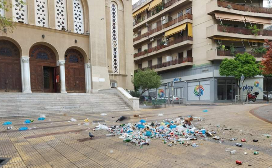 Σκουπιδότοποι οι πλατείες μετά τα κορονοπάρτι – Αγανακτισμένοι οι κάτοικοι
