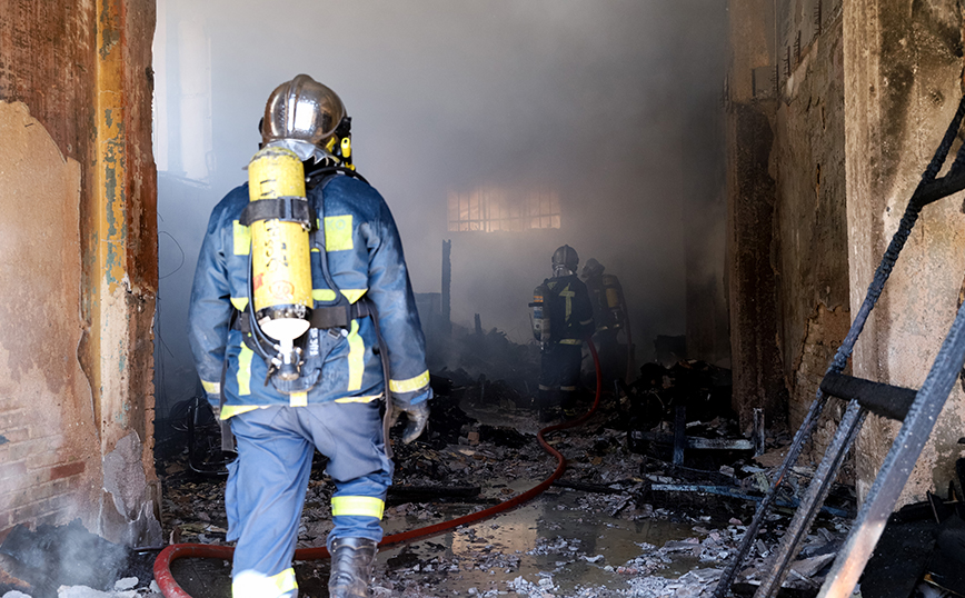 Μεγάλη φωτιά στον Πειραιά: Μόνο υλικές ζημιές στο εγκαταλελειμμένο κτίριο