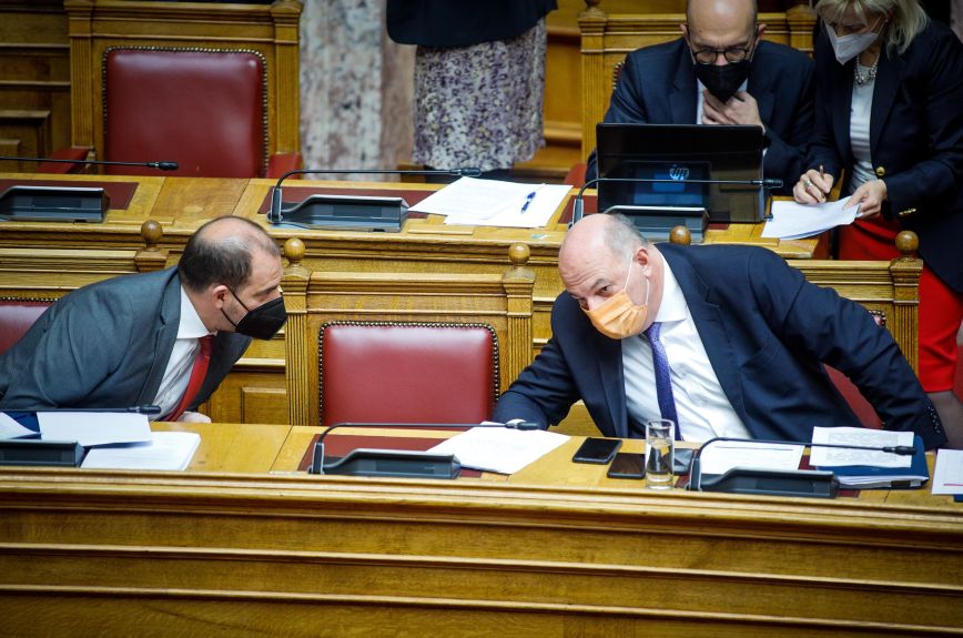 Βουλή: Εγκρίθηκε η επίμαχη τροπολογία για τα μέλη της επιτροπής λοιμωξιολόγων &#8211; Αποχώρησε ο ΣΥΡΙΖΑ