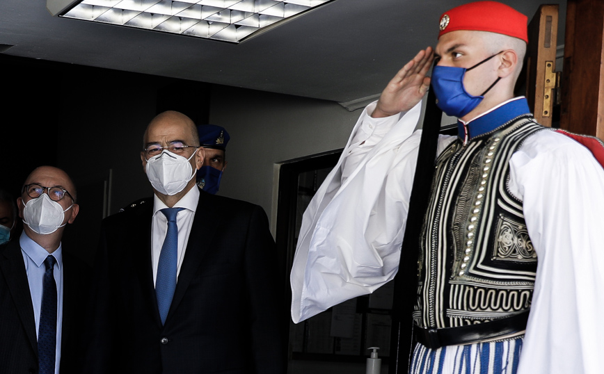 Δένδιας: Το άψογο παράστημα κάθε Εύζωνα είναι το ζωντανό παράδειγμα της Ελλάδας της αυτοπεποίθησης