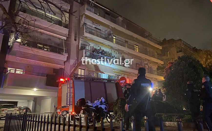 Φωτιά σε διαμέρισμα στη Θεσσαλονίκη: Την έσβησαν αστυνομικοί με πυροσβεστήρες