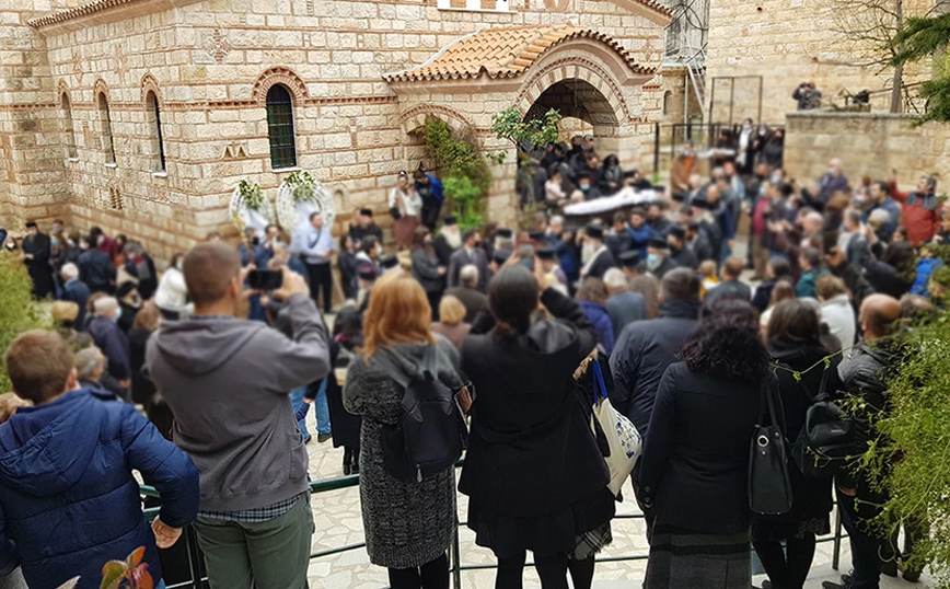 Συνωστισμός σε κηδεία αρχιμανδρίτη: «Ήταν λάθος που ήρθε ο κόσμος»