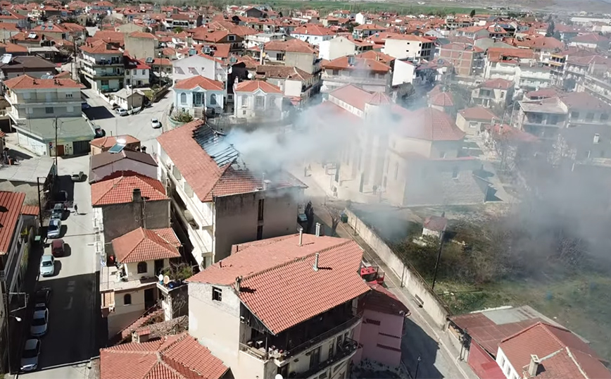 Φωτιά σε κτήριο στο Άργος Ορεστικό: Εικόνες από drone