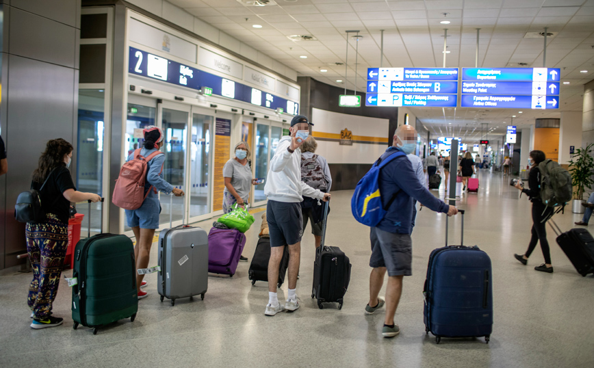 Οι Βρετανοί ετοιμάζουν διαβατήριο εμβολιασμού για τις διακοπές τους στην Ελλάδα