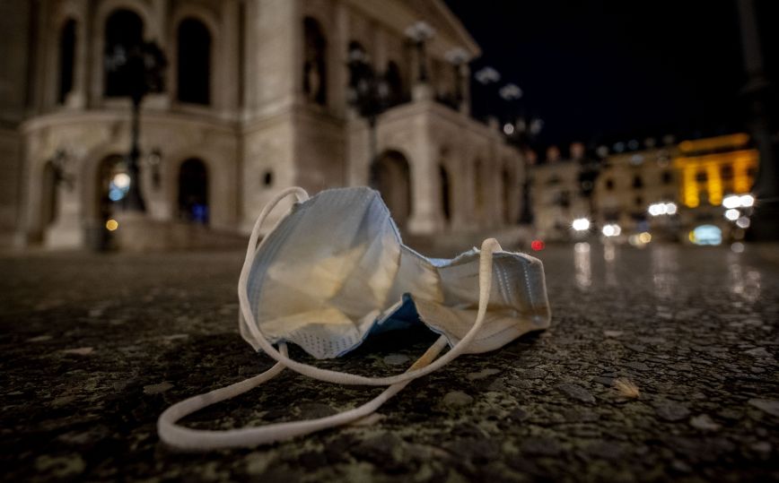 Οι πολίτες δημοκρατικών χωρών πιστεύουν πως περιοριστήκαν υπερβολικά οι ελευθερίες τους λόγω κορονοϊού